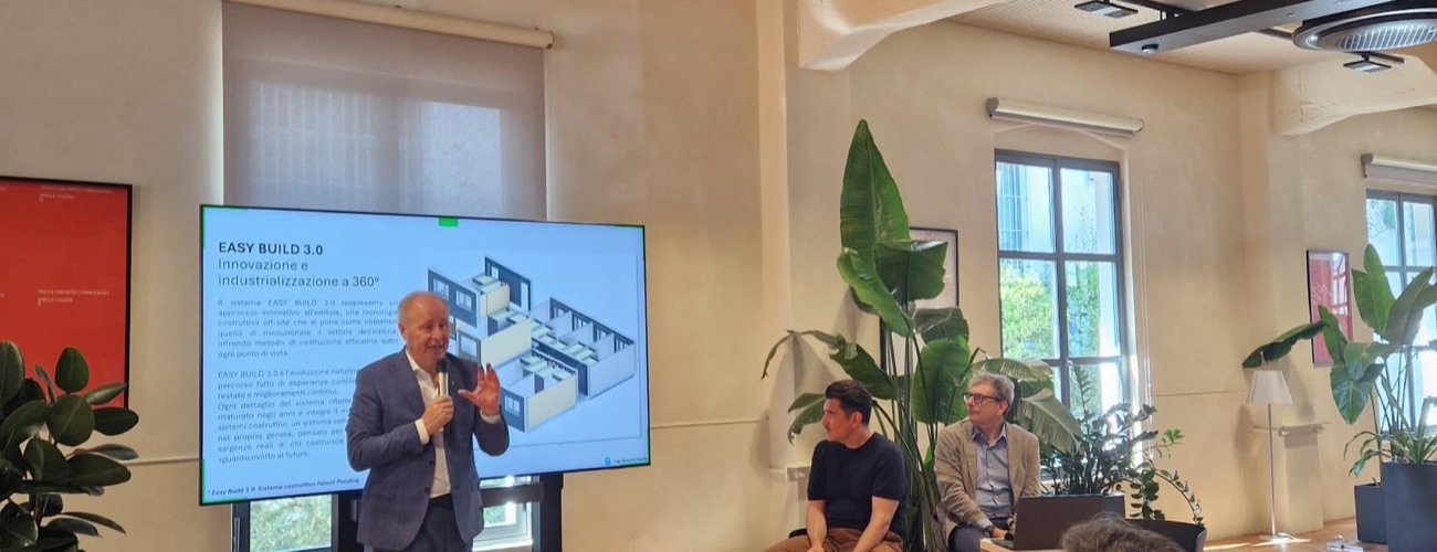 BV_lab Prefabbricati Camuna: relatore accanto allo schermo con il sistema Easy Build