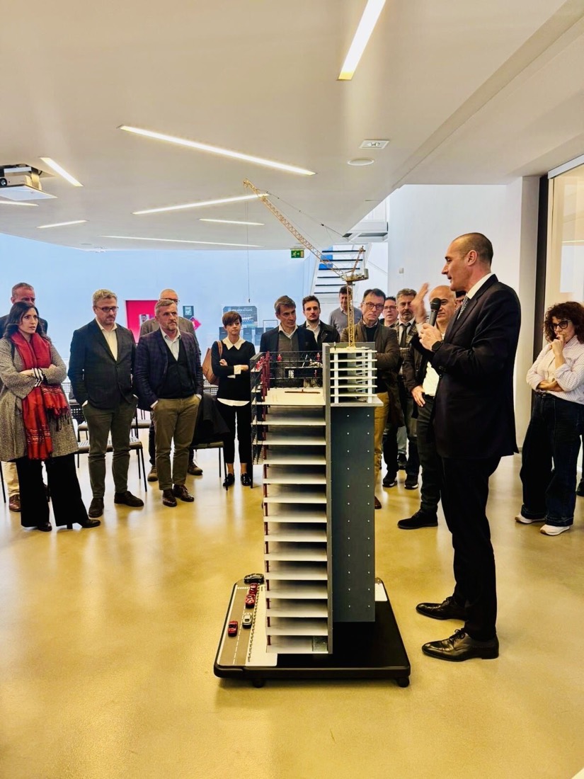 BV_lab Despe: relatore accanto al modello in scala di una torre con gru