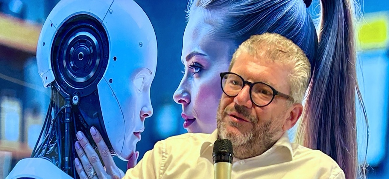 BV_lab Emanuele Frontoni: relatore al microfono davanti allo schermo con un volto umano e un robot che si guardano