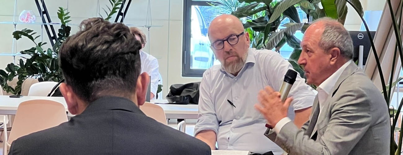 BV_lab Lombardini22: tre partecipanti in conversazione attorno al tavolo